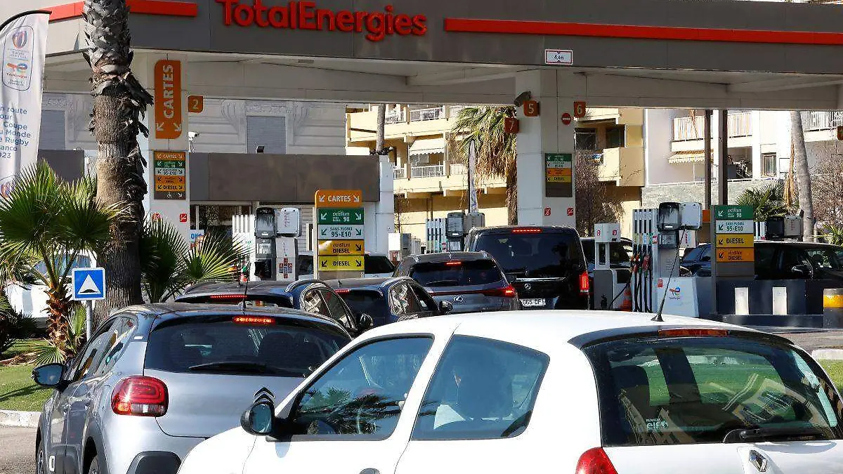 Protestas contra reforma de pensiones impactan en suministro de gasolina en Francia